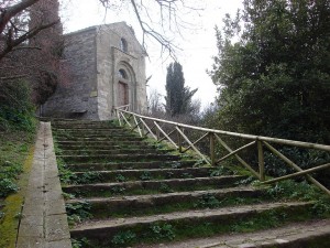 L'église de San Salvatore est située sur une petite butte qui surplombe l'extrémité nord de la via Guglielmi.