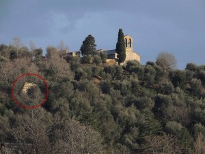 Les ruines de San Leonardo sont visibles l'hiver sur le flanc ouest de l'Isola Maggiore - Au sommet à droite, l'église de San Michele Arcangelo.