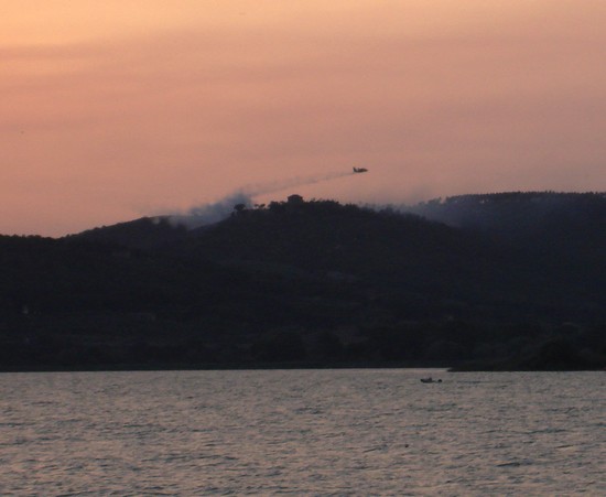 Intervention au crépuscule d'un des deux hydravions de la Protection civile italienne.