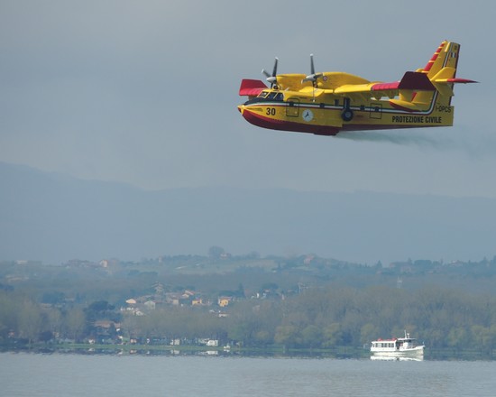 Hydravion de la Protection civile italienne à l'entraînement au lac Trasimène, face à l'Isola Maggiore.