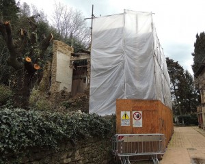 I provvedimenti urgenti per garantire la sicurezza pubblica hanno purtroppo imbruttito la via Guglielmi, cosiddetto sito protetto!