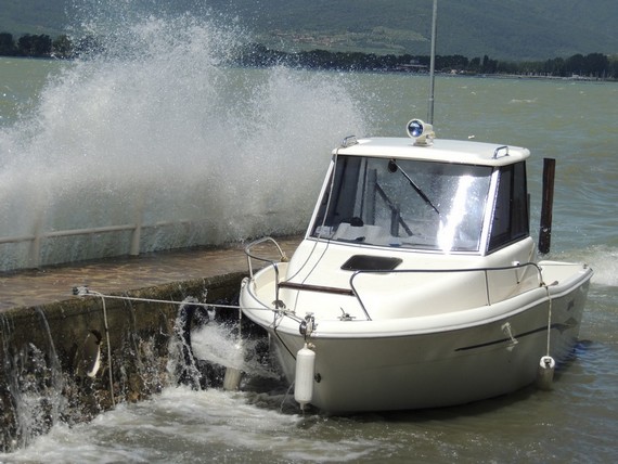 Le Ponant permet aux vagues d'escalader hardiment la digue de notre petit port privé.