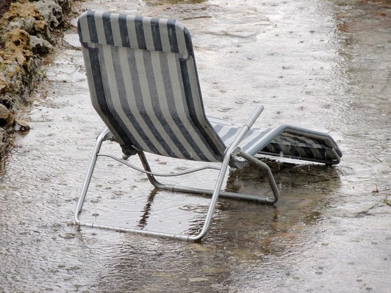 Seul sous la pluie, j'attends toujours le soleil... - Solo sotto la pioggia, sto ancora aspettando il sole.