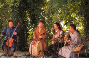 Vue partielle des musiciens mongols pendant leur prestation.