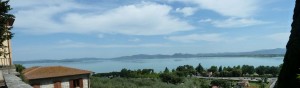Vue sur une partie du lac Trasimène à partir des hauteurs de Castiglione del Lago.