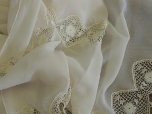 Détail du châle de la mariée.