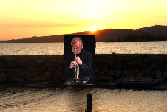 Composition évoquant Jon Hassell à la "Langue du Cygne" à l'heure du coucher de soleil.
