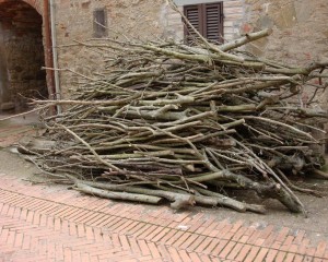 Dans la via Guglielmi, une réserve de bois pour se chauffer "à l'ancienne".
