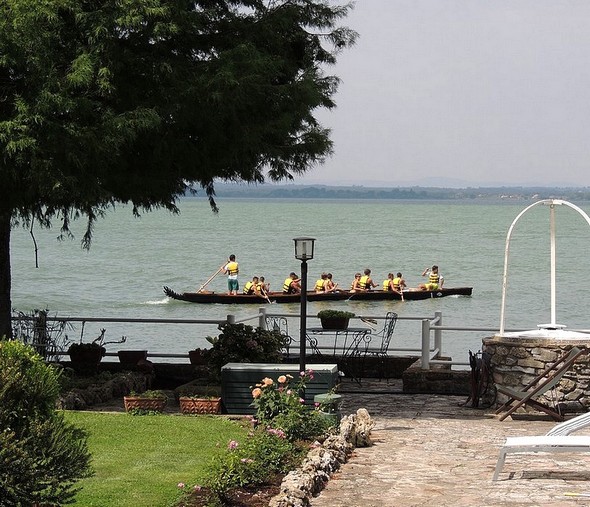 Apparition d'un esquif assez spécial au bout de notre jardin - 08/08/2013.