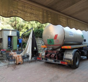 Autocisterna di Umbra Acque di fronte al pozzo di Isola Maggiore.