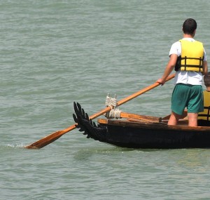 Le gouvernail de l'esquif observé sur le Trasimène.