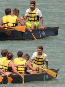 En plus du tambour, le chef des rameurs dirige la manoeuvre par sa voix...