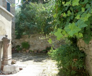 Divisant l'Isola Maggiore en deux "quartiers", les GIU et les SU, l'unique puit de l'île.