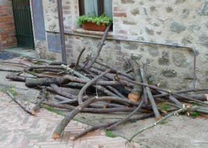 Dans la via Guglielmi, une autre réserve de bois pour se chauffer "à l'ancienne".