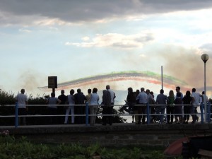 Le samedi 14/09/2013, sur le pontile de l'Isola Maggiore, la foule assiste à la répétition des Frecce Tricolori...