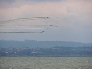 Défilé au-dessus de Castiglione del Lago, avec début de passage sur le dos de certains avions. 