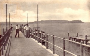 1962 - Pontile de Passignano sul Trasimeno, avec, au fond, l'Isola Minore et l'Isola Maggiore.