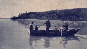 Non daté   -   Barque traditionnelle face à la rive nord-est de l'Isola Maggiore   -   Au fond, à gauche, le château Guglielmi.
