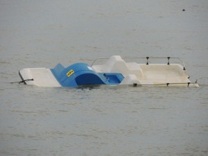 Après le passage du cyclone, un pédalo à la dérive près de la plage de Tuoro / Punto-Navaccia.