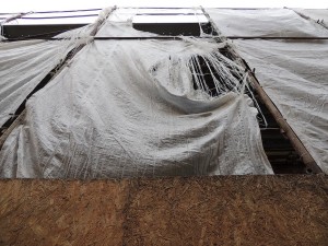 La protection de la maison écroulée a quelque peu souffert.