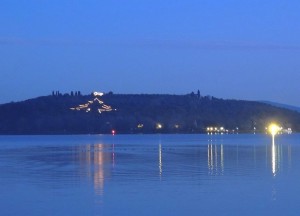 L'albero tradizionale di Natale all'Isola Maggiore, di fronte a Tuoro sul Trasimeno.