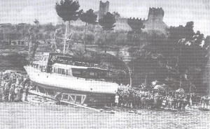 Mise à l'eau à Castiglione del Lago d'un des deux Esperia restructuré pour le transport de passagers.