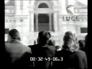 Afflux de pélerins devant la basilique - Première image d'une courte video en italien sur ce sujet.