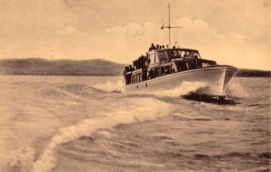 L'Esperia II navigue sur le lac Trasimène.