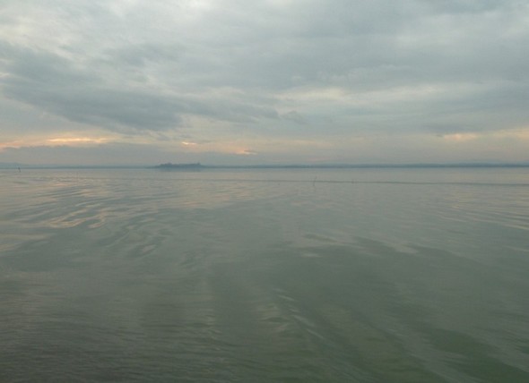 Le lac Trasimène avec, au fond, la silhouette de Castiglione del Lago - 30/12/2011, 16 heures.