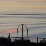 Sillage crépusculaire d'un traghetto en face de notre jardin (Isola Maggiore)   -   Scia crepuscolare di un traghetto di fronte al nostro giardino.