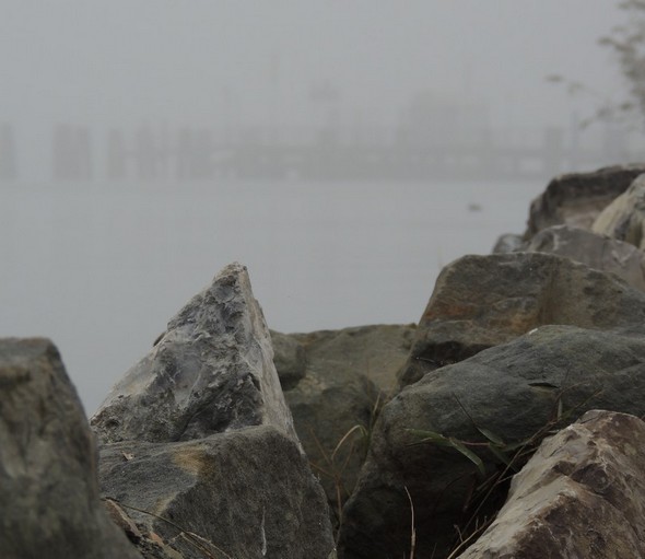 Photo prise de l'extrémité de la digue nord du Porto del Sole, en direction du point d'arrivée du traghetto au pontile de Tuoro-Navaccia (visible ici) - 12/12/2013, 15:00.