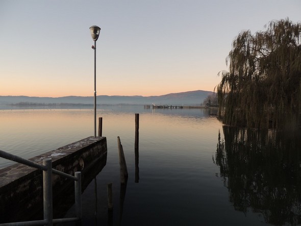 Sortie de notre darse privée en direction du pontile de l'Isola Maggiore - 17:43 (seule photo du 16/12/2013).
