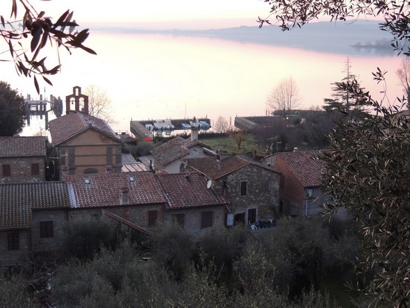 Vue sur la via Guglielmi et le lac Trasimène au départ de la strada di San Salvatore - 18/12/2013, 17:54.