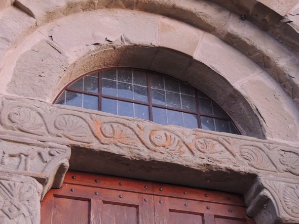 Lumière à peine rosée qui patine doucement le tympan de la chiesa di San Salvatore - 18/12/2013, 18:02