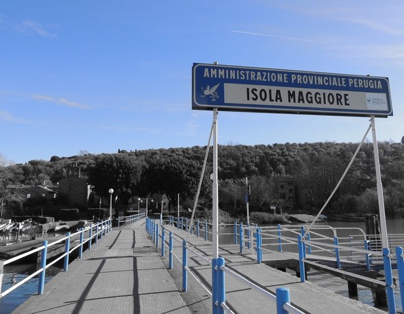 Débarcadère à l'Isola Maggiore - filtrage couleur bleu.