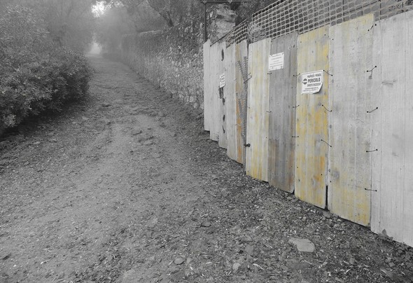 Nouvelle fermeture de l'accès à la Villa Guglielmi, strada di san Michele Arcangelo - Brouillard et teinte orangée.