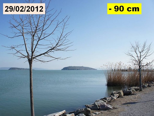 Février 2012 : la baisse du niveau du lac Trasimène permet de bien remarquer la protection rocheuse.