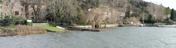 Vue panoramique de la seule rive habitée de l'Isola Maggiore, du restaurant "L'Oso" jusqu'au pied du débarcadère des traghettos.