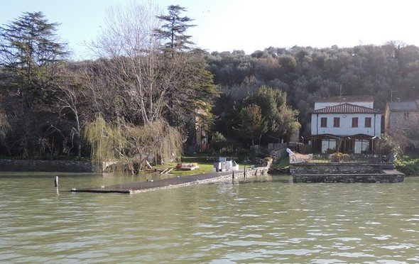 Le restaurant "L'Oso", son débardadère et sa darse privés.