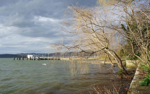 Sur le côté droit, la digue qui protège le jardin du Palazzo Benini - Au fond, le "pontile" des traghettos.