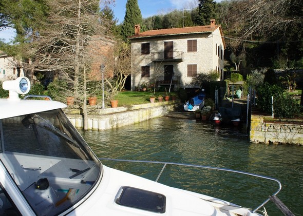 Le chemin bétonné qui remonte vers le jardin est également submergé et nous pourrons bientôt y amarrer notre hors-bord.