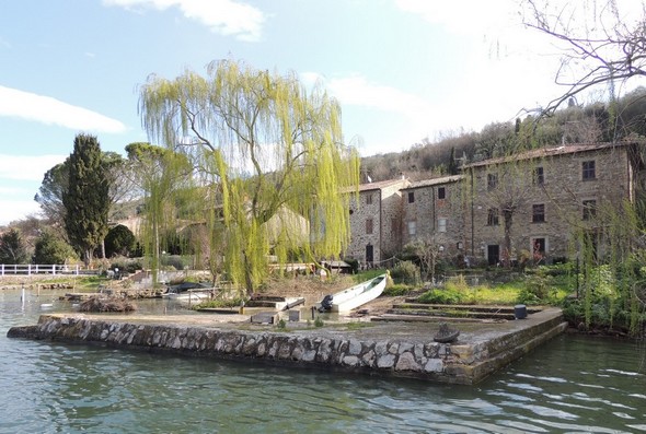Ici, la terrasse inférieure est complètement sous eau et n'est donc plus visible.
