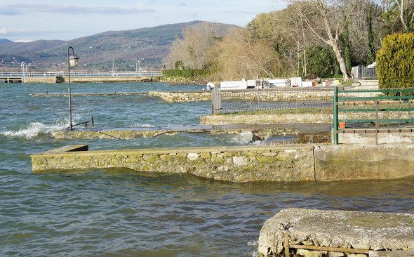 Ensuite, une succession de débarcadères privés jusqu'à celui de L'Oso (on aperçoit au fond le bateau de ce restaurant).