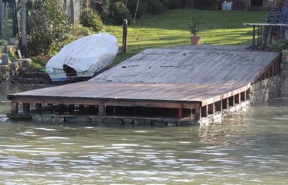 Gros plan sur cette terrasse en bois.