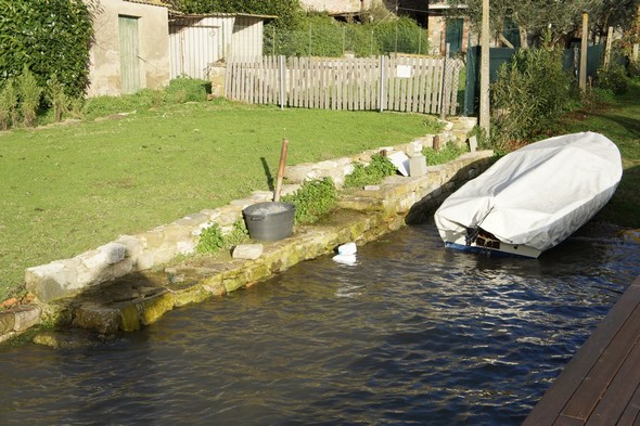 Encore une petite darse en bout de jardin où la barque du propriétaire a reconquis son abri grâce au niveau retrouvé du lac Trasimène.