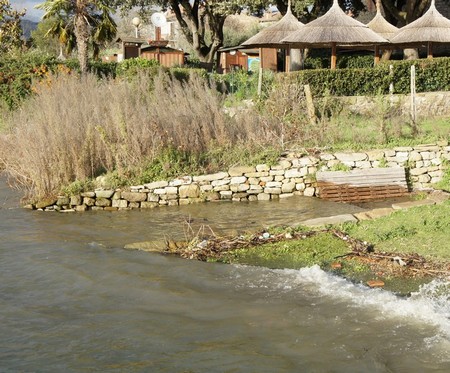 Dernière darse privée avant de rejoindre le débarcadère de l'isola Maggiore - Au fond, de nouveau les parasols en paille de "Il Molo" situé sur la piazzetta di San Francisco.