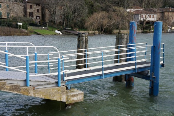 La passerelle a du être relevée au-dessus de l'horizontale pour permettre aux passagers de DESCENDRE du traghetto - Au fond une belle vue sur le parcours qui vient d'être décrit plus haut..