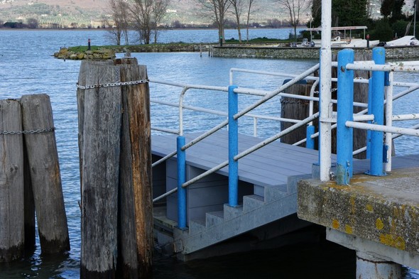 L'escalier de la passerelle a du être recouvert pour continuer à permettre l'accès au traghetto.