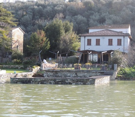 Et voilà L'Oso avec sa darse privée et l'amorce de son long débarcadère.