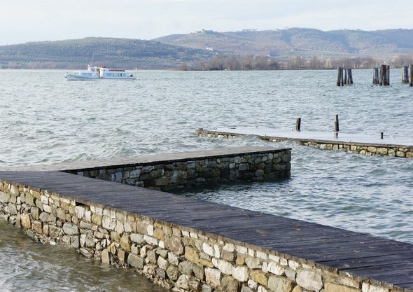 La darse privée de L'Oso et, au fond, son long débarcadère.